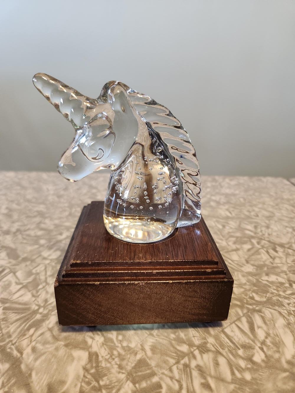 Source Unknown Clear Glass Unicorn Head Sculpture with Bubble Detail Night Light